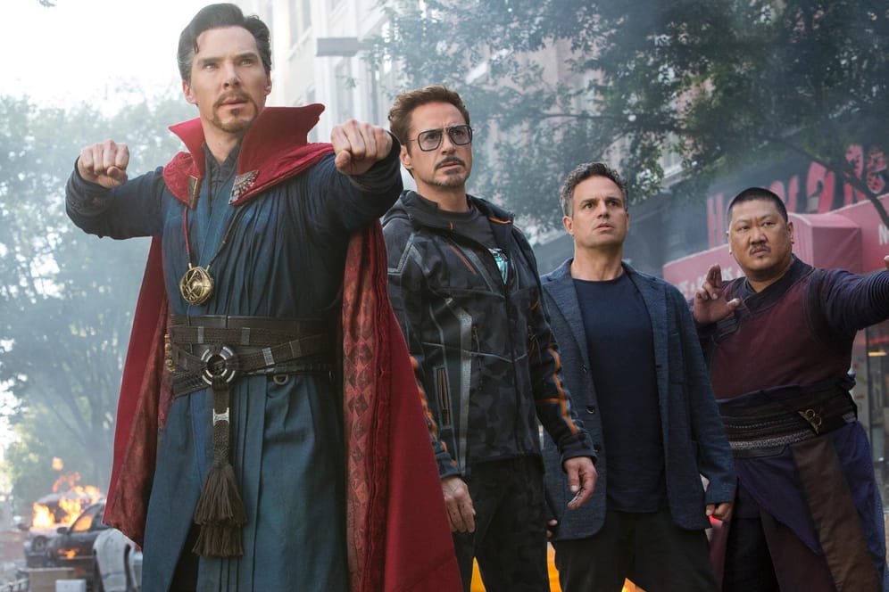 Superhelden-Quartett: Auf Dr. Strange (Benedict Cumberbatch), Iron Man (Robert Downey Jr.), Bruce Banner (Mark Ruffalo) und Wong (Benedict Wong, v.l.) wartet ein furchterregender Gegner.