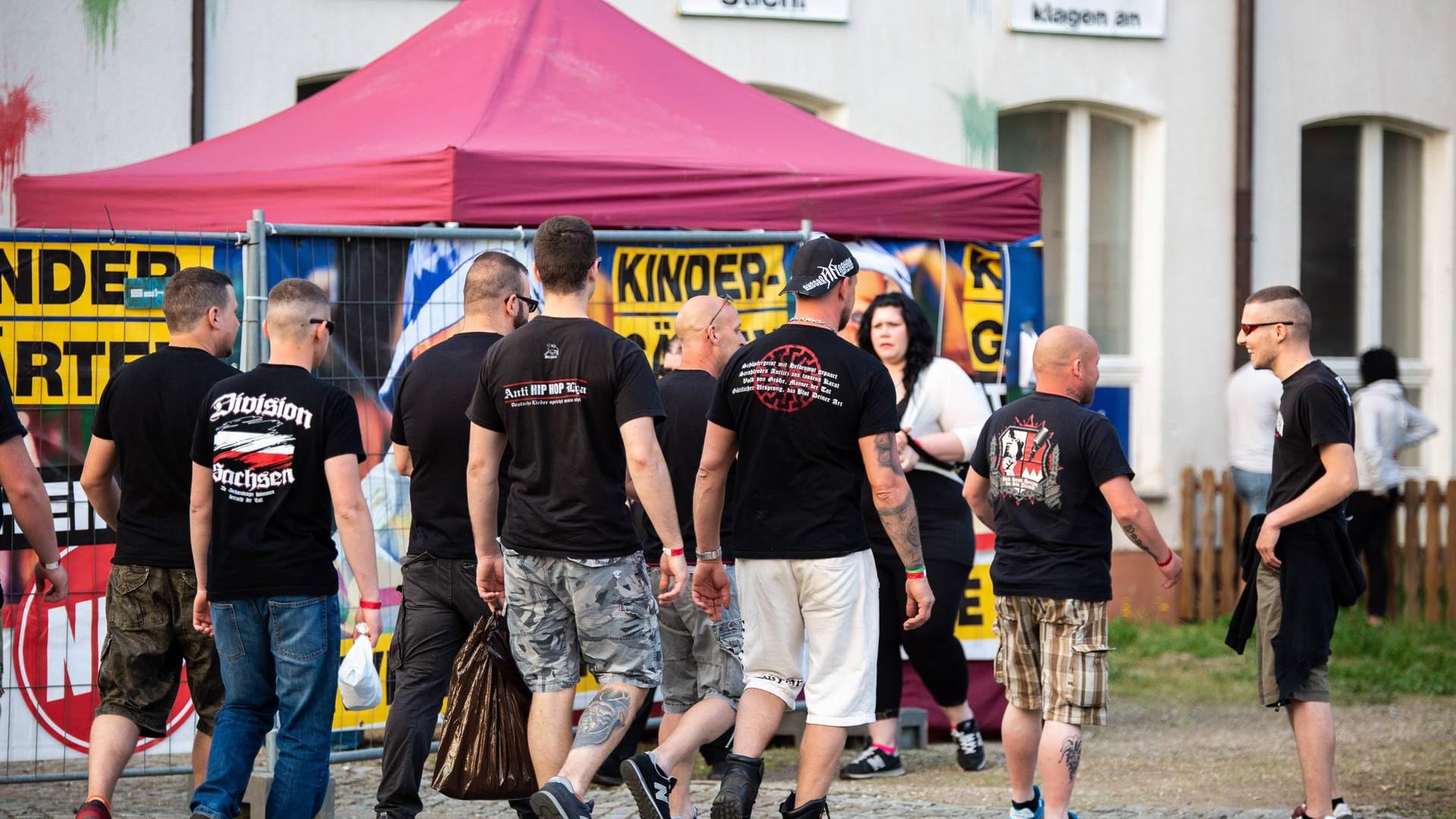 Besucher des Neonazi-Festivals "Schild und Schwert" im sächsischen Ostritz: Gegen den Mitorganisator und NPD-Politiker Thorsten Heise ermittelt die Staatsanwaltschaft.