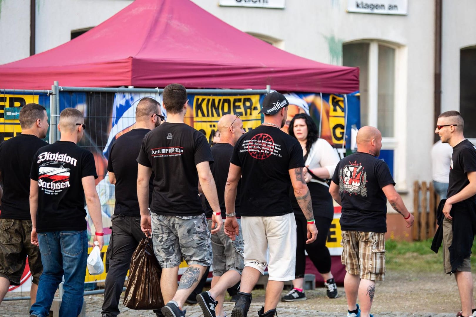Besucher des Neonazi-Festivals "Schild und Schwert" im sächsischen Ostritz: Gegen den Mitorganisator und NPD-Politiker Thorsten Heise ermittelt die Staatsanwaltschaft.