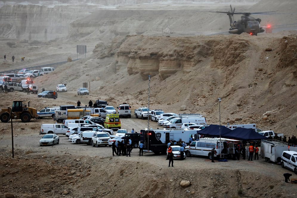 Rettungskräfte in der Arava-Wüste: Schon in den vergangenen Tagen waren bei Überschwemmungen in Israel Menschen ums Leben gekommen.