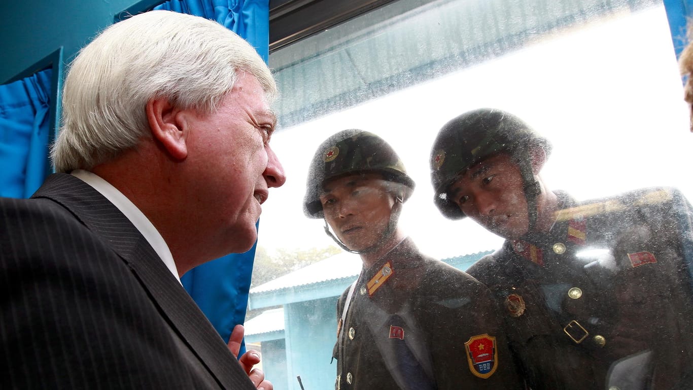 Volker Bouffier in Panmunjom: Der hessische Ministerpräsident besuchte die innerkoreanische Grenze im Oktober 2012.