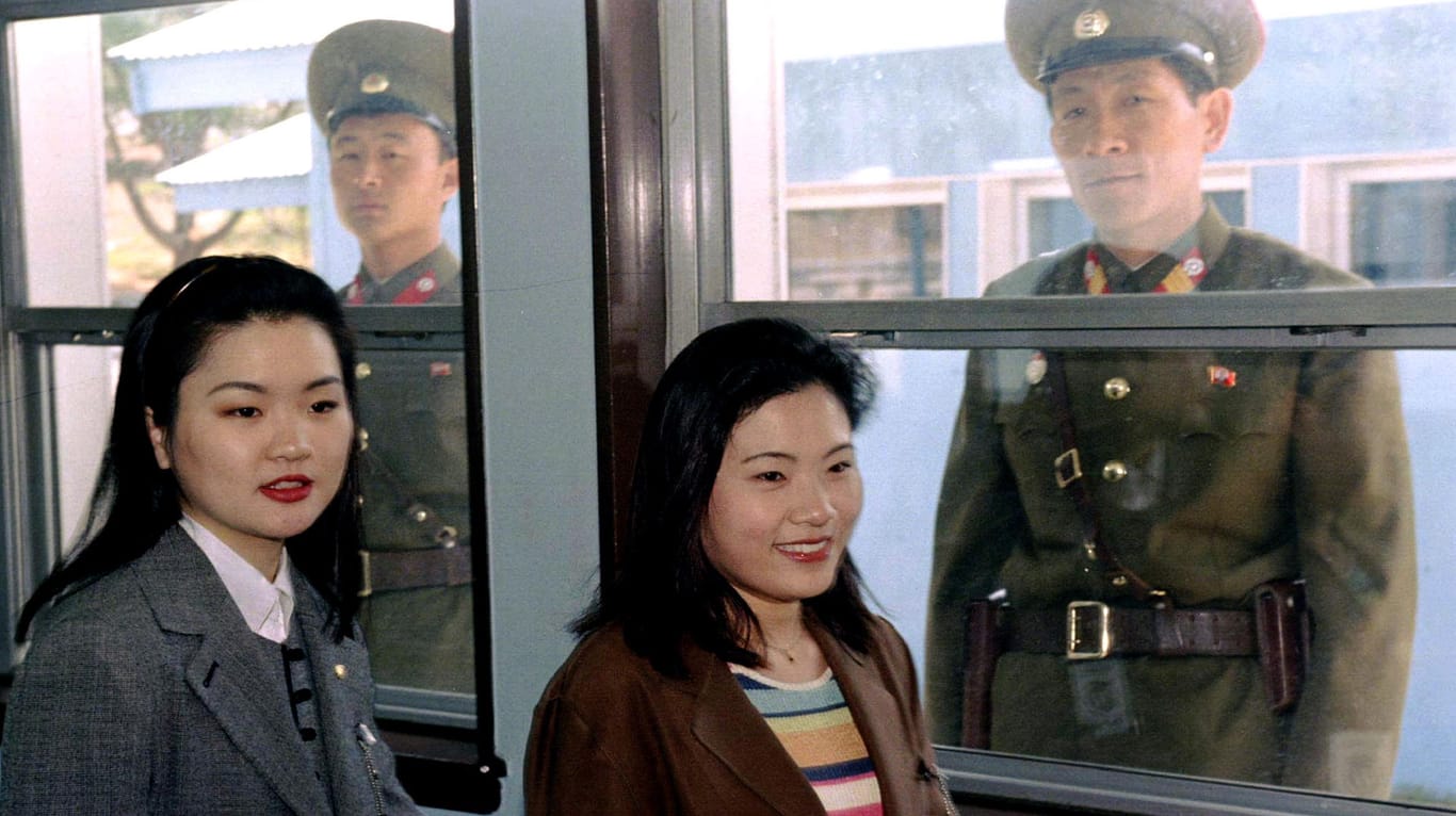 Den Klassenfeind im Blick: Nordkoreanische Soldaten schauen durch die Fenster der UN-Baracke auf Touristen aus Südkorea.