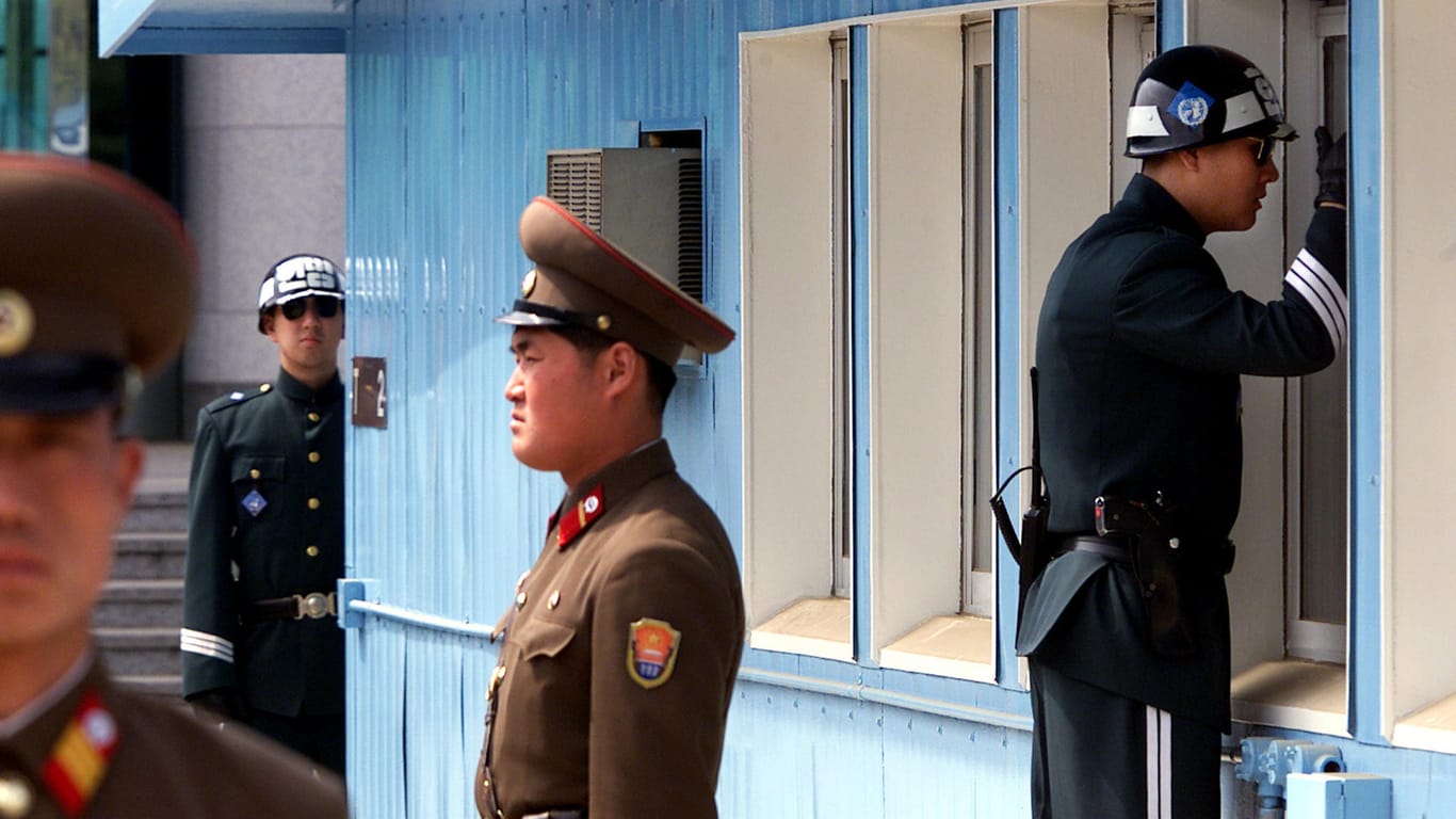 Alles im Blick: Auch die südkoreanischen Wachtposten verfolgen misstrauisch die Besuche von Gruppen aus dem Norden.