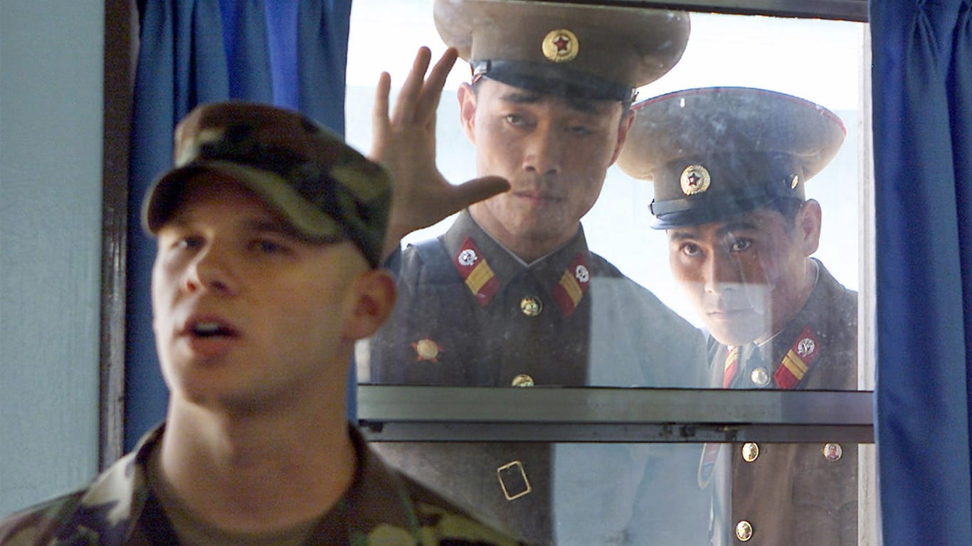 "Feindliches Gebiet": Ein Touristenführer der US-Armee wird von nordkoreanischen Soldaten beobachtet.