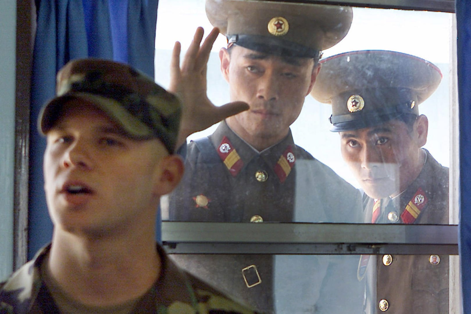 "Feindliches Gebiet": Ein Touristenführer der US-Armee wird von nordkoreanischen Soldaten beobachtet.