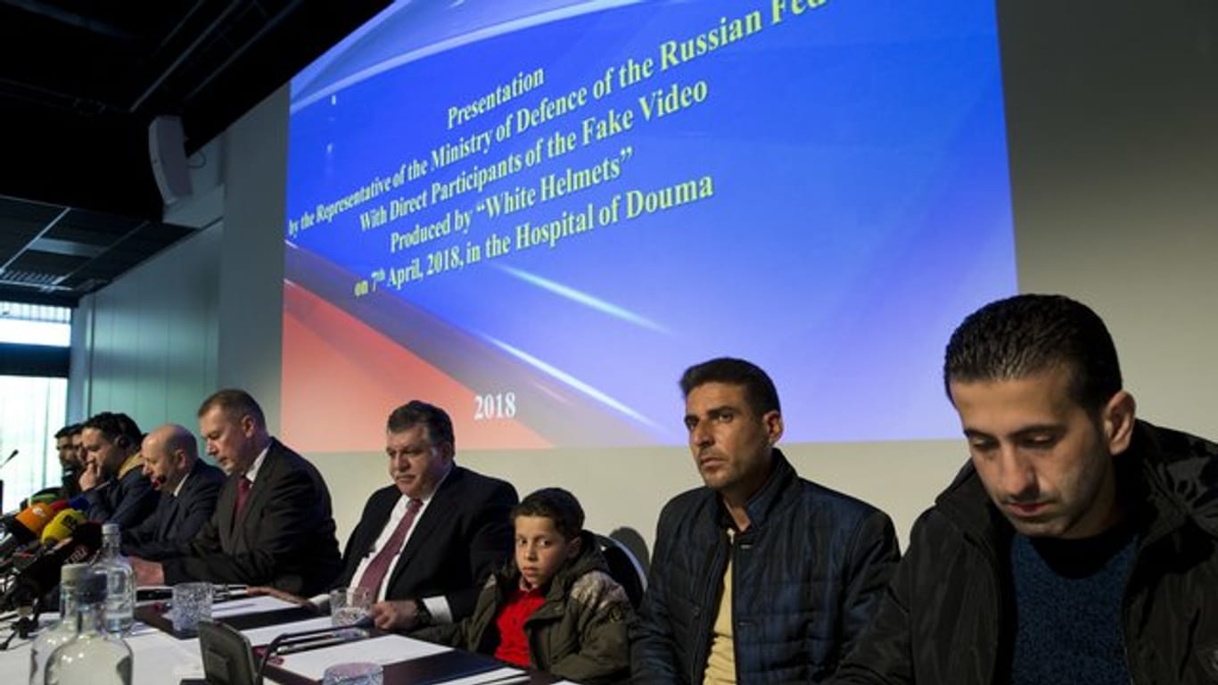 Mehrere der Syrer, die von Russland als vermeintliche Zeugen präsentiert wurden, nehmen in Den Haag an einer Pressekonferenz teil.