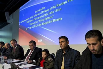 Mehrere der Syrer, die von Russland als vermeintliche Zeugen präsentiert wurden, nehmen in Den Haag an einer Pressekonferenz teil.