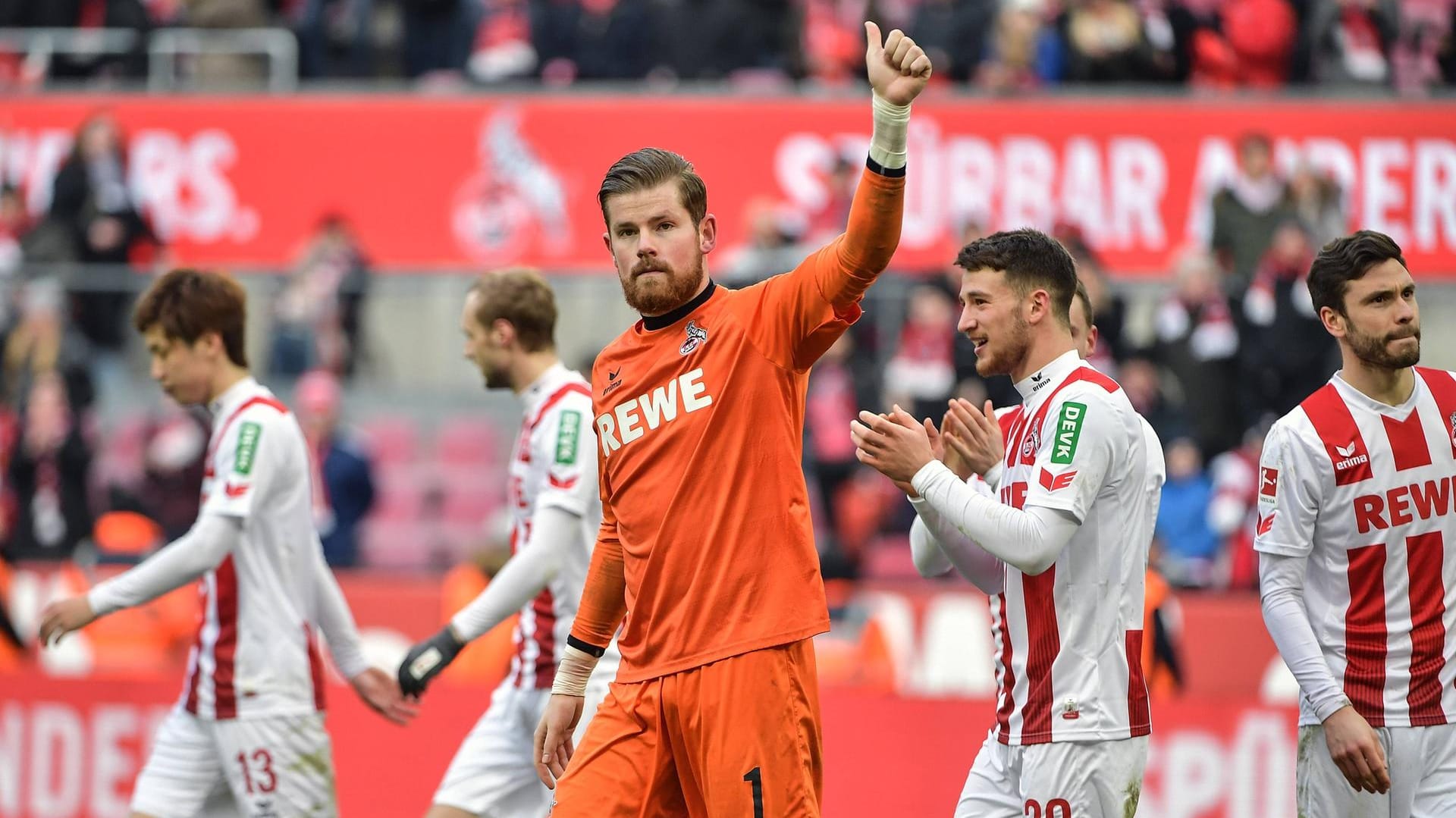 Timo Horn streckt den Daumen in die Höhe: Der Torhüter verzichtet für seinen FC auf noch mehr Geld.