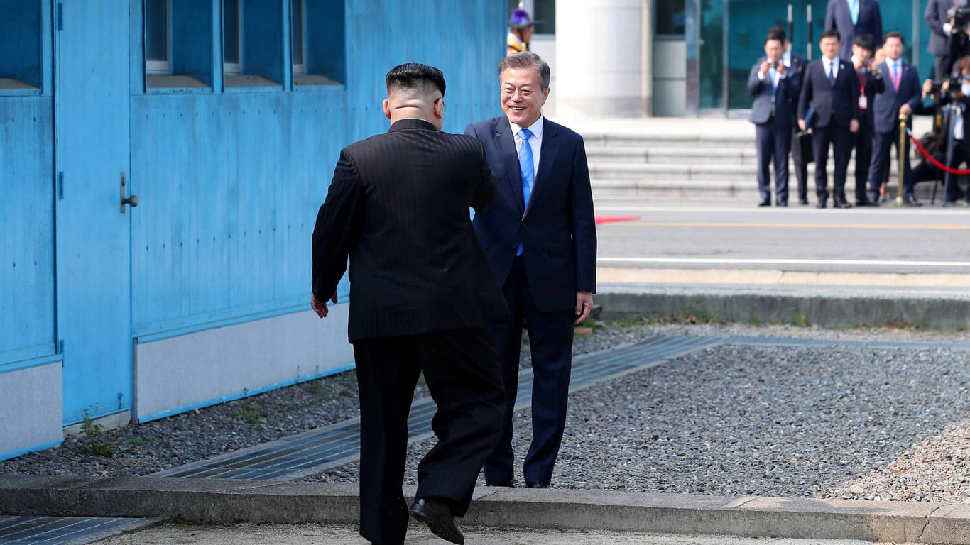 Nordkoreas Machthaber Kim Jong Un und Südkoreas Präsident Moon Jae In treffen sich an der Demarkationslinie in Panmunjom