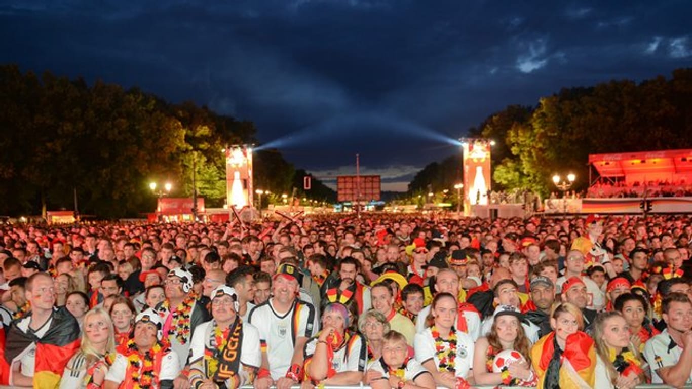 Fans verfolgen während der Europameisterschaft 2016 auf der Fanmeile vor dem Brandenburger Tor in Berlin das Viertelfinale zwischen Deutschland und Italien.