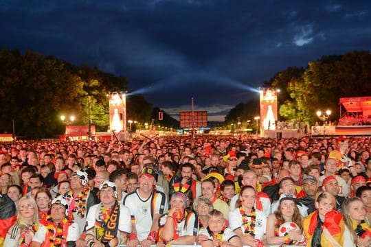 Fans verfolgen während der Europameisterschaft 2016 auf der Fanmeile vor dem Brandenburger Tor in Berlin das Viertelfinale zwischen Deutschland und Italien.