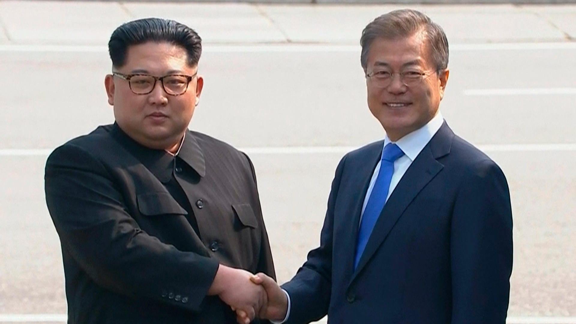 Außergewöhnliches Treffen: Nordkoreas Machthaber Kim Jong Un (l.) schüttelt die Hand des südkoreanischen Präsidenten Moon Jae In. Außergewöhnliches Treffen: Nordkoreas Machthaber Kim Jong Un (l.) schüttelt die Hand des südkoreanischen Präsidenten Moon Jae In.