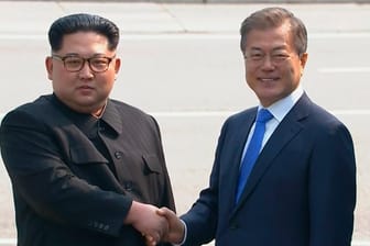 Außergewöhnliches Treffen: Nordkoreas Machthaber Kim Jong Un (l.) schüttelt die Hand des südkoreanischen Präsidenten Moon Jae In.