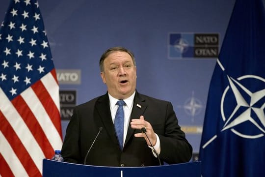 Mike Pompeo spricht bei einer Pressekonferenz über die Ergebnisse des Nato-Außenministertreffens.