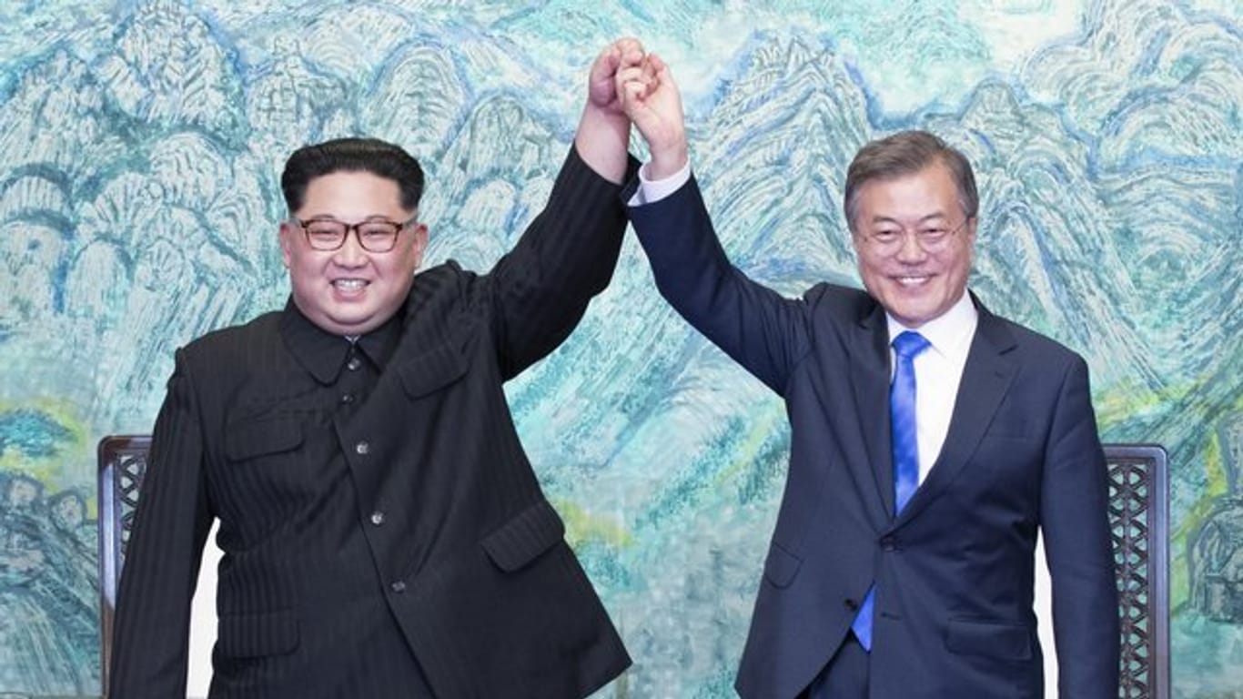 Kim Jong Un (L) und Moon Jae In nach dem Unterschreiben einer gemeinsamen Erklärung.