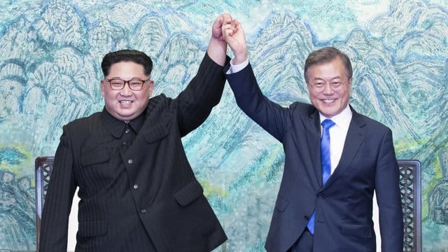 Kim Jong Un (L) und Moon Jae In nach dem Unterschreiben einer gemeinsamen Erklärung. Kim Jong Un (L) und Moon Jae In nach dem Unterschreiben einer gemeinsamen Erklärung.