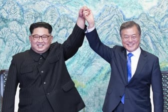 Kim Jong Un (L) und Moon Jae In nach dem Unterschreiben einer gemeinsamen Erklärung.