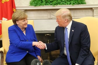 Handschlag im Oval Office: Bundeskanzlerin Angela Merkel und US-Präsident Donald Trump.