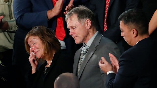 Eltern des gestorbenen US-Studenten Warmbier: Die Familie des gestorbenen US-Studenten Otto Warmbier hat Nordkorea wegen "brutaler Folter und Mord" verklagt. Eltern des gestorbenen US-Studenten Warmbier: Die Familie des gestorbenen US-Studenten Otto Warmbier hat Nordkorea wegen "brutaler Folter und Mord" verklagt.