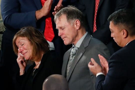 Eltern des gestorbenen US-Studenten Warmbier: Die Familie des gestorbenen US-Studenten Otto Warmbier hat Nordkorea wegen "brutaler Folter und Mord" verklagt.