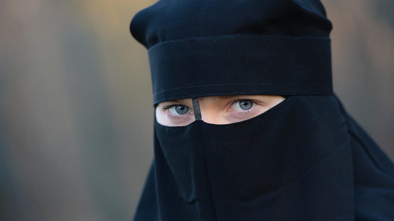 Eine Frau trägt einen Nikab: Zwei IS-Frauen sind mit Kindern nach Deutschland zurückgekehrt.