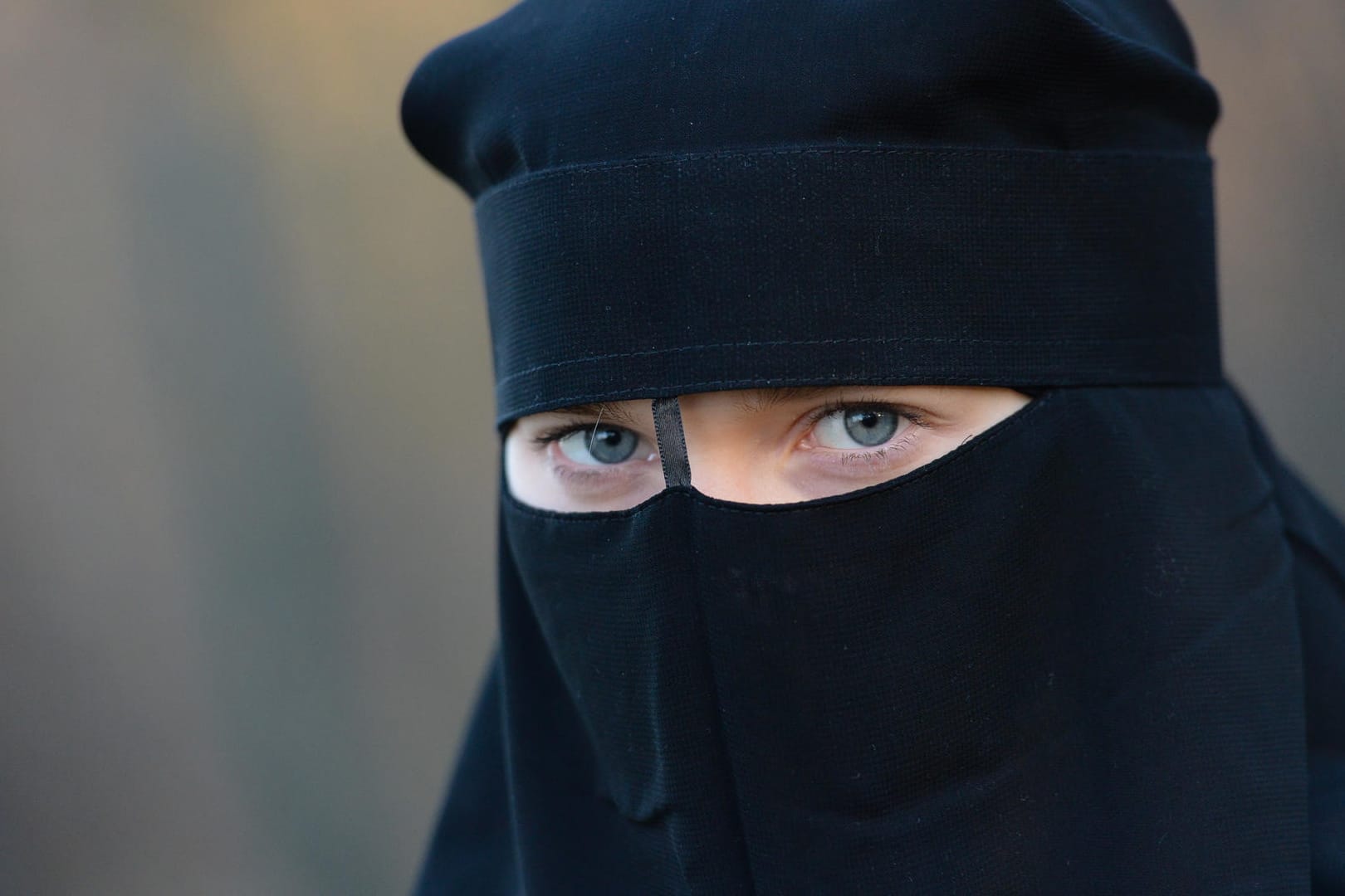 Eine Frau trägt einen Nikab: Zwei IS-Frauen sind mit Kindern nach Deutschland zurückgekehrt.