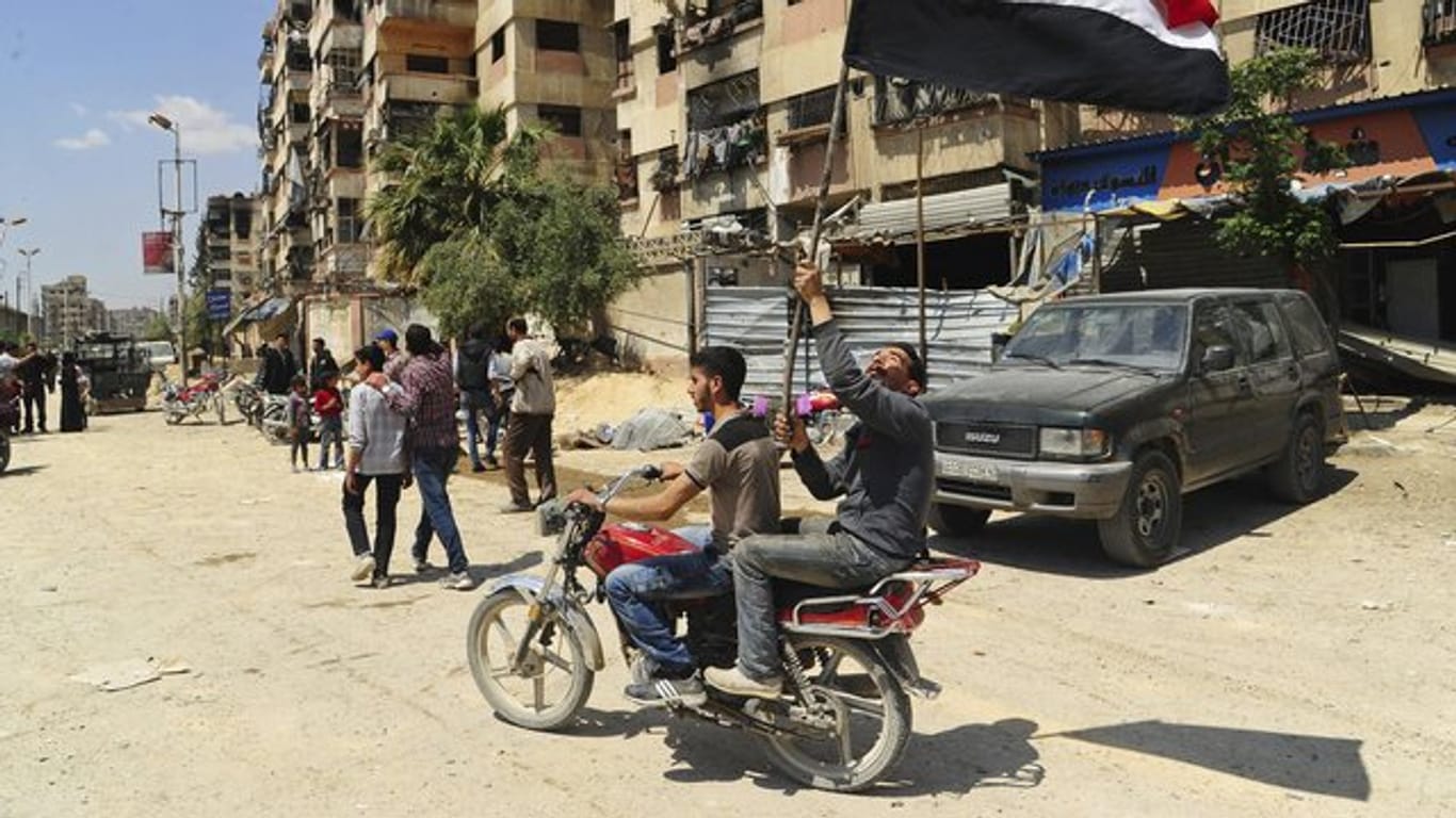 Nach wochenlangen Kämpfen hat die syrische Regierung die volle Kontrolle über die einstige Rebellenhochburg Duma im Gebiet Ost-Ghuta übernommen.
