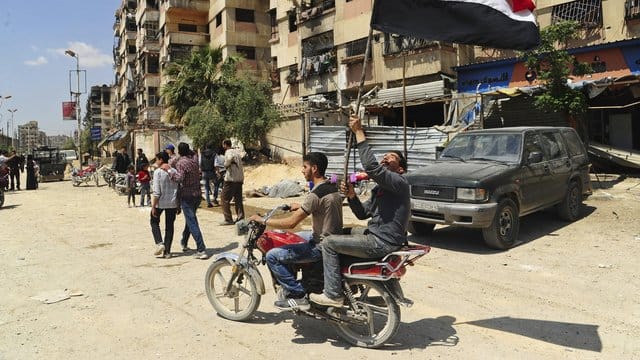Nach wochenlangen Kämpfen hat die syrische Regierung die volle Kontrolle über die einstige Rebellenhochburg Duma im Gebiet Ost-Ghuta übernommen. Nach wochenlangen Kämpfen hat die syrische Regierung die volle Kontrolle über die einstige Rebellenhochburg Duma im Gebiet Ost-Ghuta übernommen.