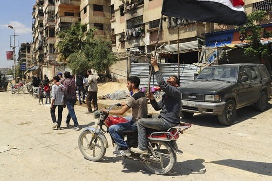 Nach wochenlangen Kämpfen hat die syrische Regierung die volle Kontrolle über die einstige Rebellenhochburg Duma im Gebiet Ost-Ghuta übernommen.
