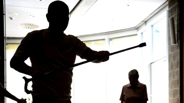 Teilnehmer des "Cane Fu" Kurses üben den Umgang mit einem Krückstock.