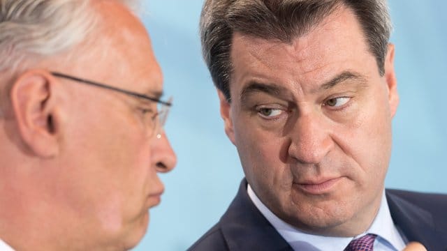 Joachim Herrmann Innenminister von Bayern (CSU) und Markus Söder, Bayerischer Ministerpräsident (CSU)in der bayerischen Staatskanzlei. Joachim Herrmann Innenminister von Bayern (CSU) und Markus Söder, Bayerischer Ministerpräsident (CSU)in der bayerischen Staatskanzlei.