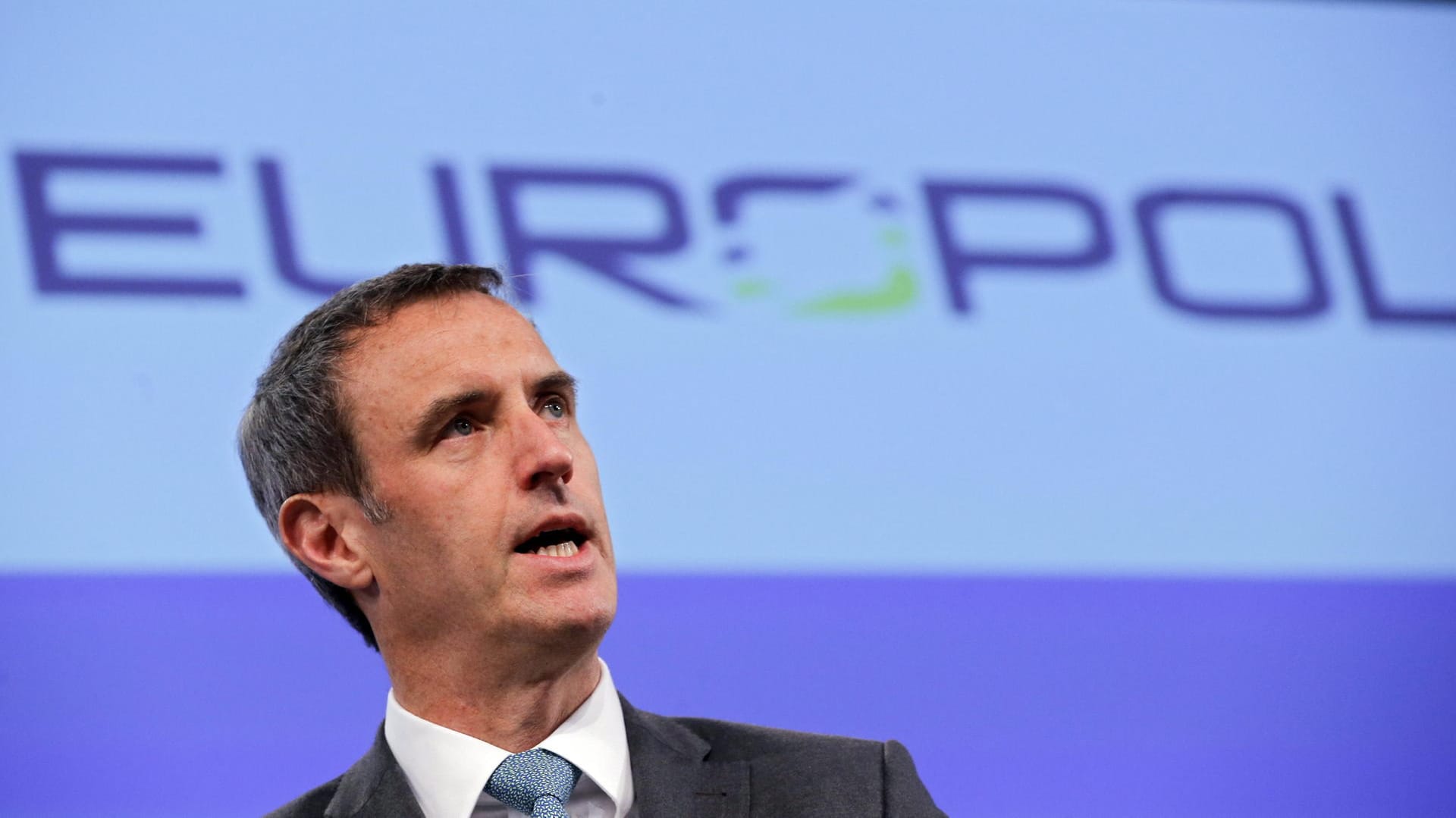 Europol-Chef Rob Wainwright: Polizeibehörden haben wichtige IS-Propagandakanäle lahmgelegt. Europol-Chef Rob Wainwright: Polizeibehörden haben wichtige IS-Propagandakanäle lahmgelegt.