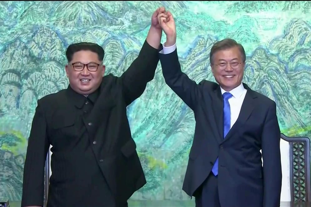 Kim Jong Un (l.) und Moon Jae In nach der Unterzeichnung des Abkommens: Sie kündigten eine "vollständige nukleare Abrüstung" an.