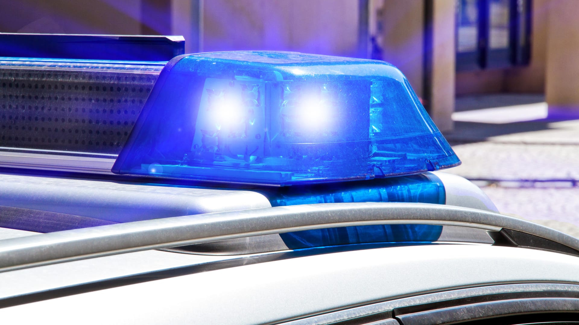 Blaulicht auf einem Polizei-Auto: Nach Autodiebstahl mit Kindern auf Rücksitz wurde ein Verdächtiger festgenommen.