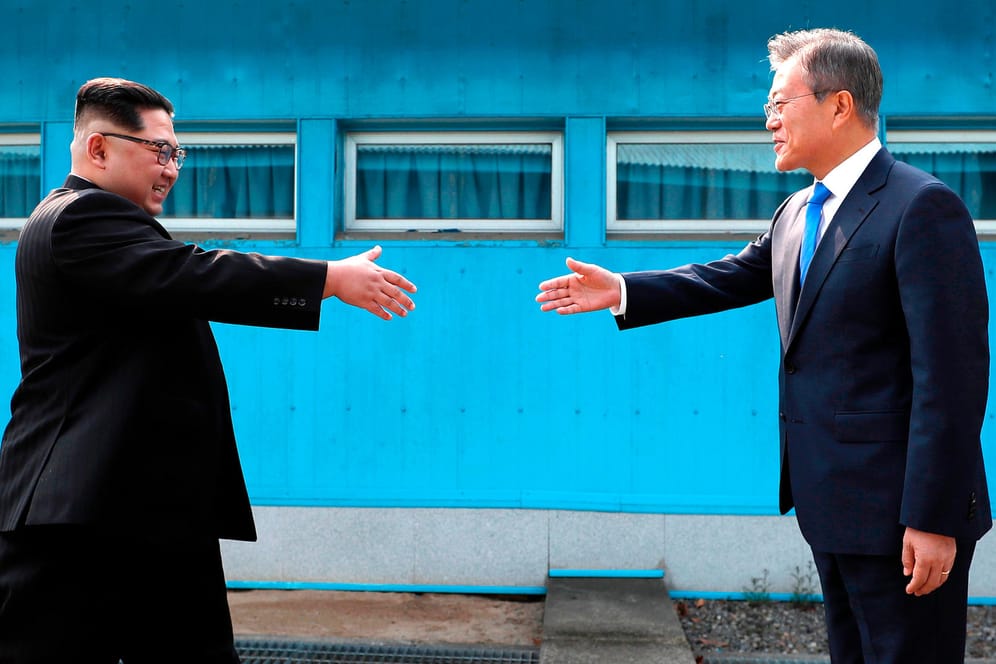 Der Handschlag zwischen Kim Jong Un und Südkoreas Präsident Moon Jae In hat historische Bedeutung. Beide Länder einigten sich auf atomare Abrüstung sowie die Beendigung des Korea-Kriegs.