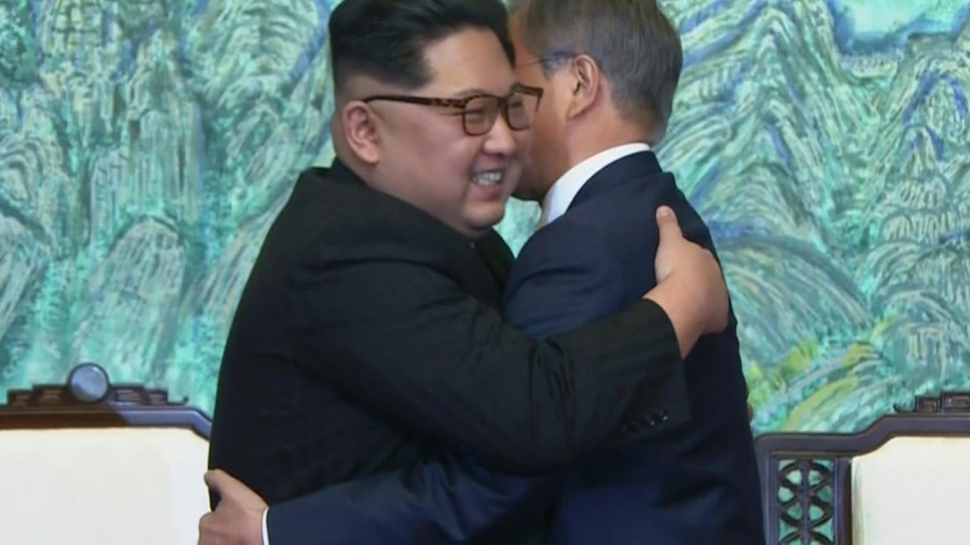 Kim Jong Un (links) und Moon Jae In umarmen sich nach Unterzeichnung des Abkommens: Es soll Frieden geben auf der koreanischen Halbinsel.