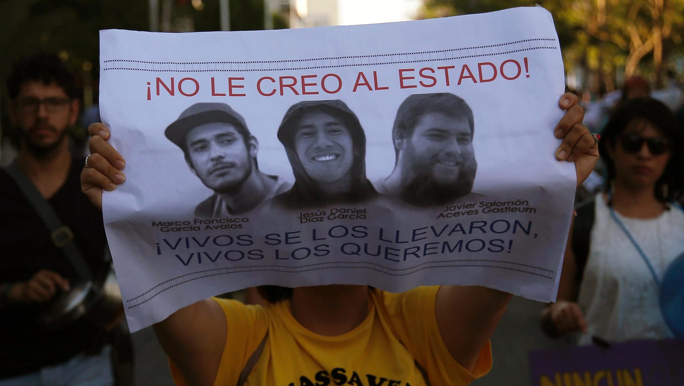 Eine Demonstrantin hält ein Plakat mit dem Konterfei der drei getöteten Studenten, Javier, Daniel und Marco: Nach dem Mord dreier Filmstudenten geht ein Aufschrei der Empörung durchs Land.