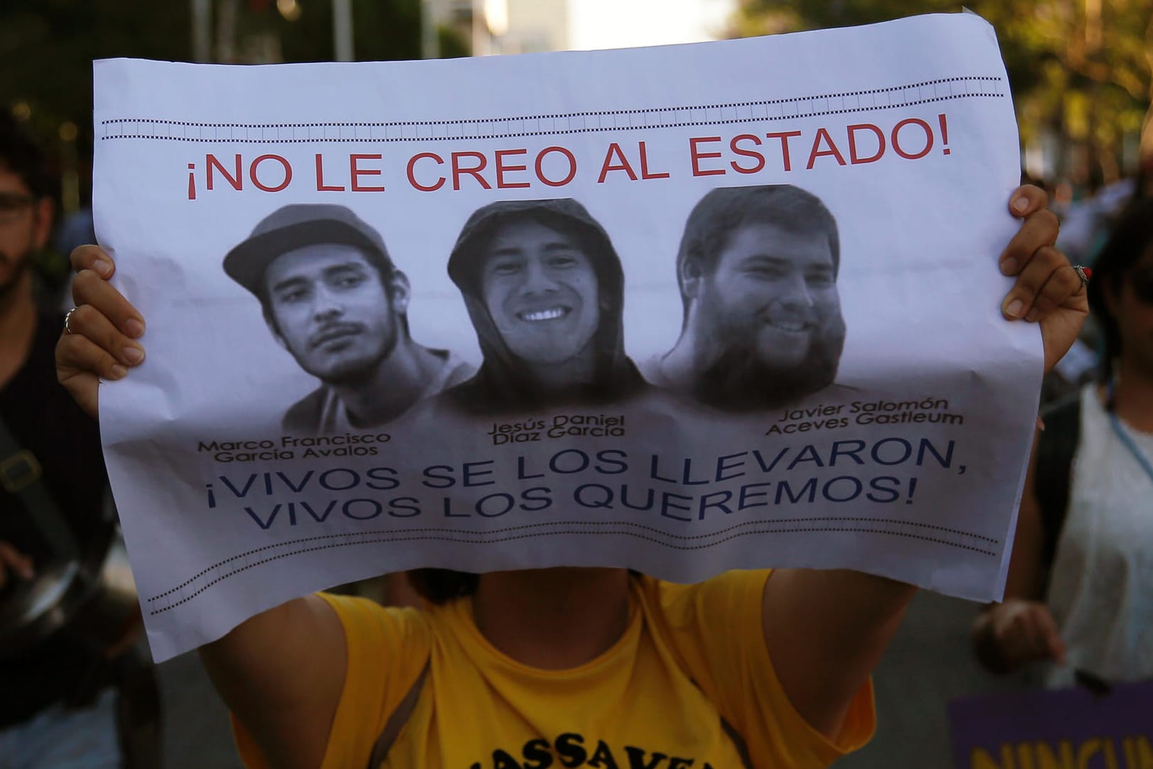 Eine Demonstrantin hält ein Plakat mit dem Konterfei der drei getöteten Studenten, Javier, Daniel und Marco: Nach dem Mord dreier Filmstudenten geht ein Aufschrei der Empörung durchs Land.