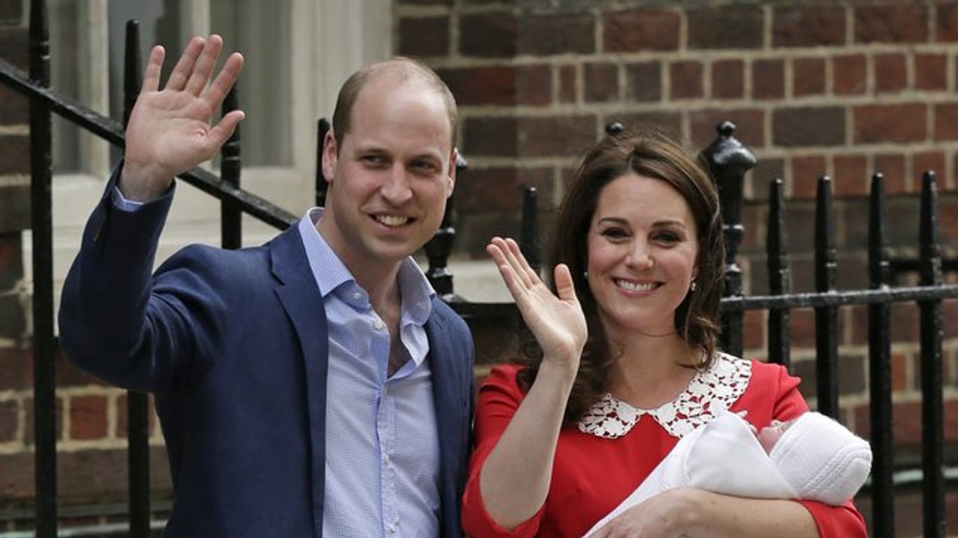 Der Junge von Prinz William und Herzogin Kate hat einen Namen: Er heißt Louis Arthur Charles.