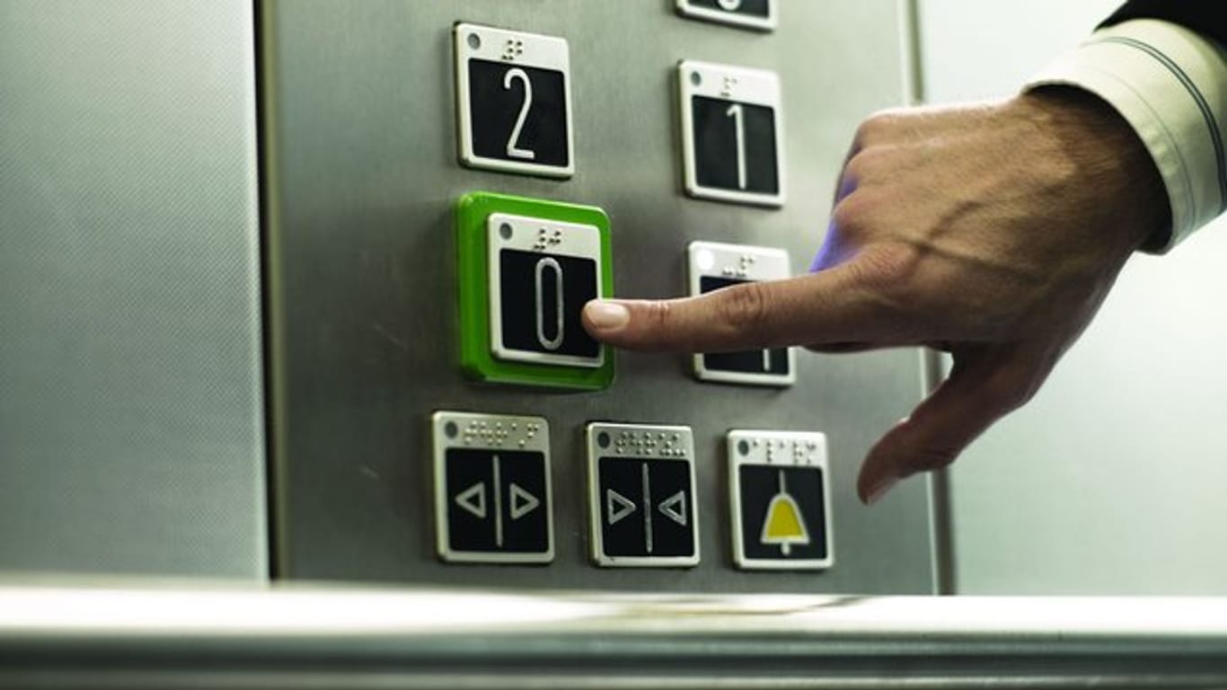 Wenn der Aufzug plötzlich stehen bleibt, sollten Eingeschlossene auf Hilfe vom Fachmann warten.