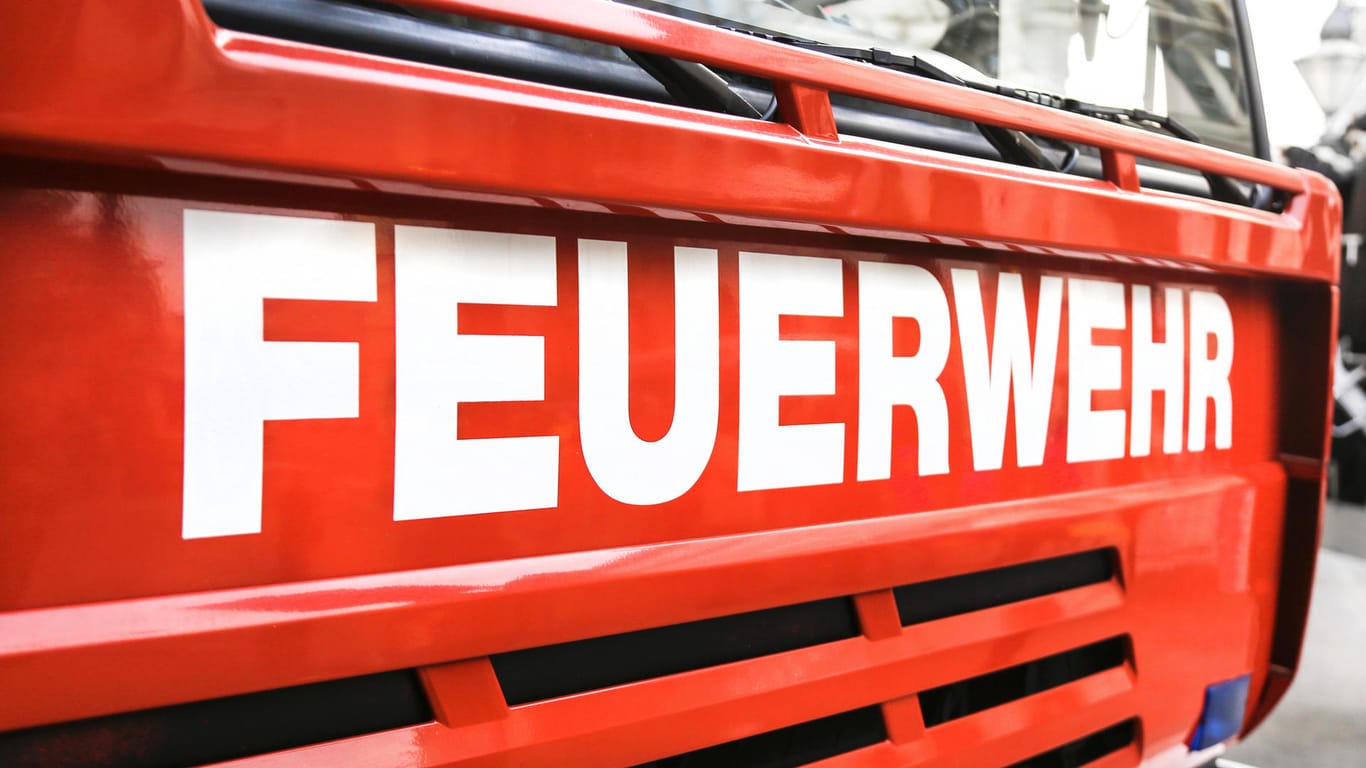 Schriftzug "Feuerwehr" auf einem Feuerwehr-Auto: Zwei Menschen sterben bei einem Hausbrand in Kornwestheim.