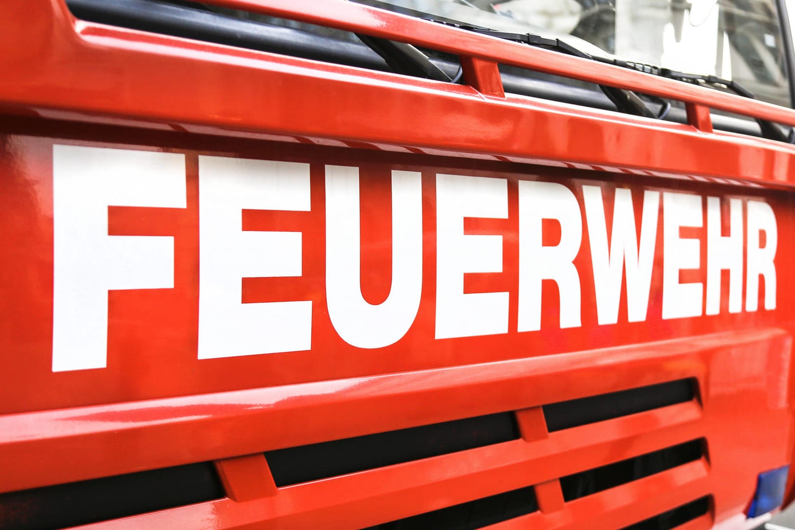 Schriftzug "Feuerwehr" auf einem Feuerwehr-Auto: Zwei Menschen sterben bei einem Hausbrand in Kornwestheim.