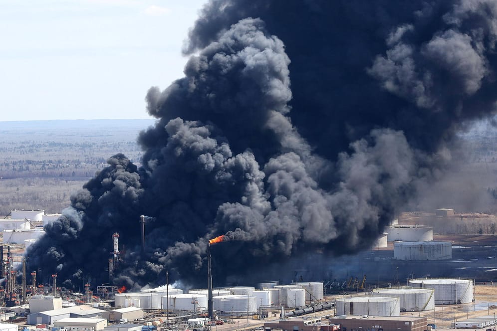 Schwarzer Rauch steigt von der "Husky Energy" Öl-Raffinerie in Superior, Wisconsin, USA hinauf: Mehrere Verletzte bei Explosion in Ölraffinerie im US-Bundesstaat Wisconsin.