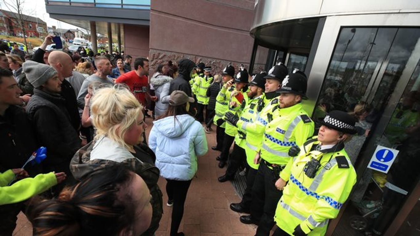 Polizisten blockieren den Eingang des Kinderkrankenhauses Alder Hey Children's Hospital in Liverpool, in dem sich der kleine Alfie Evans befindet.