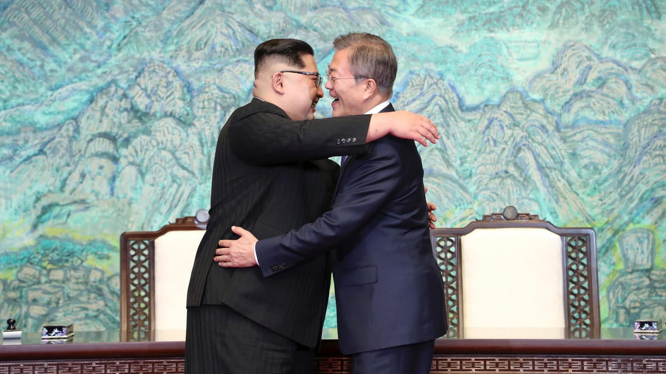 Kim Jong Un und Moon Jae-in umarmen sich: Plant Kim die schrittweise Öffnung nach chinesischem Vorbild?