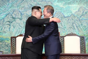 Kim Jong Un und Moon Jae-in umarmen sich: Plant Kim die schrittweise Öffnung nach chinesischem Vorbild?