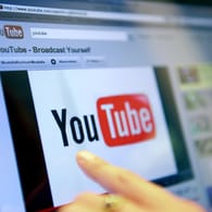Webseite der Video-Plattform YouTube auf einem Computer-Bildschirm: EU einigt sich auf striktere Regeln für Youtube und Co..