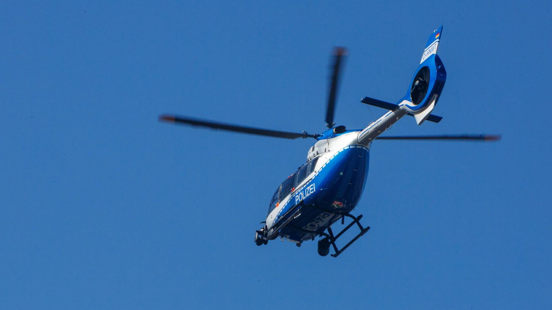 Die Polizei ist mit einem Hubschrauber im Einsatz: Nach dreistündiger Suche konnte eine vermisste Seniorin mit dem Polizei-Hubschrauber entdeckt werden.