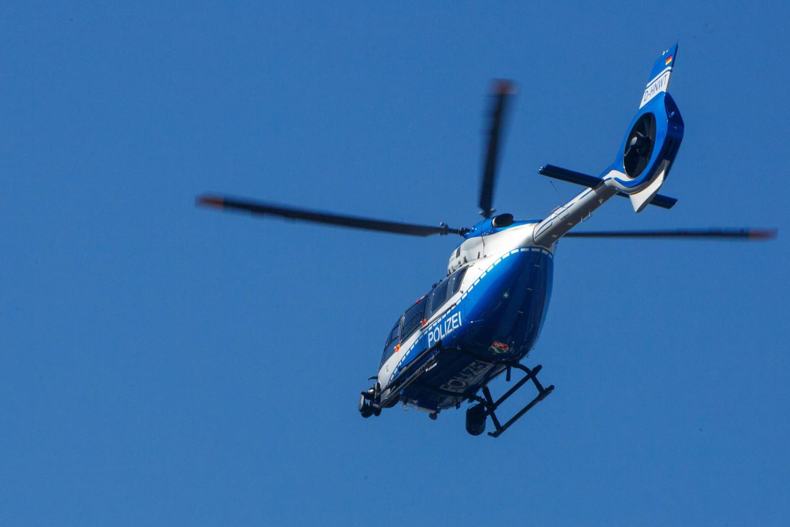 Die Polizei ist mit einem Hubschrauber im Einsatz: Nach dreistündiger Suche konnte eine vermisste Seniorin mit dem Polizei-Hubschrauber entdeckt werden.