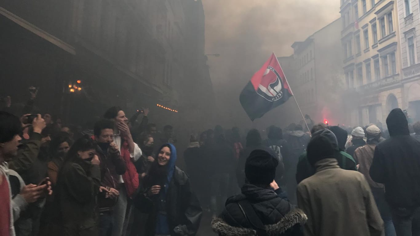 Schwarzer Rauch steigt bei einer Demonstration am 1. Mai 2017 in Berlin-Kreuzberg auf.